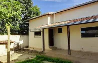 Imagem: A casa possui 2 Dormitórios, 2 Banheiros, 2 Vagas na garagem