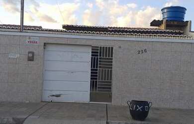 Imagem: A casa possui 4 Dormitórios, 2 Banheiros, 1 Vaga na garagem