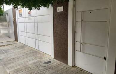 Imagem: A casa possui 3 Dormitórios, 2 Banheiros, 1 Vaga na garagem