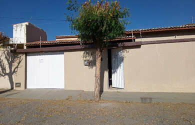 Imagem: A casa possui 3 Dormitórios, 3 Banheiros, 2 Vagas na garagem