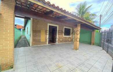 Imagem: A casa possui 4 Dormitórios, 2 Banheiros, 2 Vagas na garagem