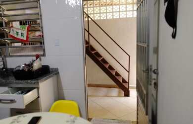 Imagem: A casa possui 3 Dormitórios, 2 Banheiros, 2 Vagas na garagem