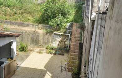 Imagem: A casa possui 3 Dormitórios, 2 Banheiros, 5 Vagas na garagem