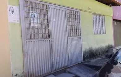 Imagem: A casa possui 4 Dormitórios, 3 Banheiros, 1 Vaga na garagem