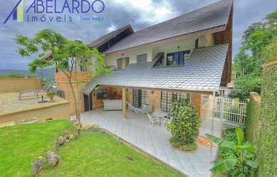 Imagem: A casa possui 3 Dormitórios, 3 Banheiros, 2 Vagas na garagem