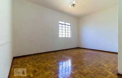 Imagem: A casa possui 3 Dormitórios, 1 Banheiro, 2 Vagas na garagem