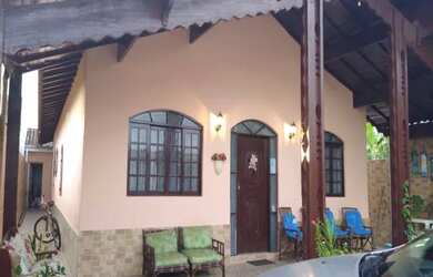 Imagem: A casa possui 3 Dormitórios, 3 Banheiros, 2 Vagas na garagem