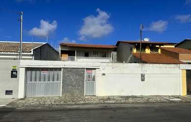 Imagem: A casa possui 4 Dormitórios, 2 Banheiros, 5 Vagas na garagem