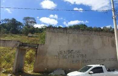 Imagem: A casa possui 5 Dormitórios, 1 Banheiro, 1 Vaga na garagem