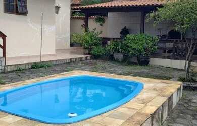Imagem: Casa linear com 2 quartos, sendo 1 suíte, com quintal e piscina