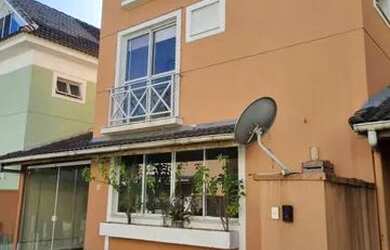 Imagem: A casa em condomínio possui 3 Dormitórios, 1 Banheiro, 2 Vagas