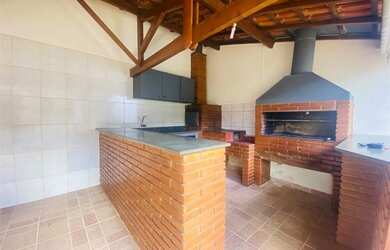 Imagem: A casa possui 3 Dormitórios, 3 Banheiros, 178m² de Área e