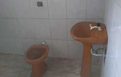 Imagem: A casa possui 2 Dormitórios, 1 Banheiro, 1 Vaga na garagem