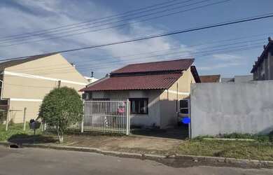 Imagem: A casa possui 3 Dormitórios, 2 Banheiros, 2 Vagas na garagem