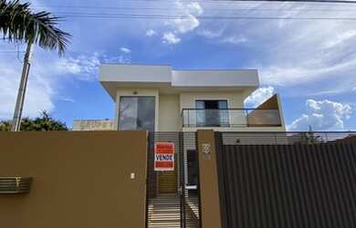 Imagem: A casa possui 4 Dormitórios, 3 Banheiros, 2 Vagas na garagem