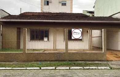 Imagem: A casa possui 3 Dormitórios, 2 Banheiros, 5 Vagas na garagem