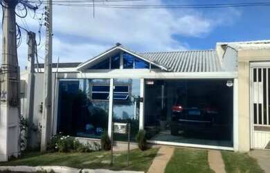 Imagem: A casa possui 3 Dormitórios, 2 Banheiros, 2 Vagas na garagem