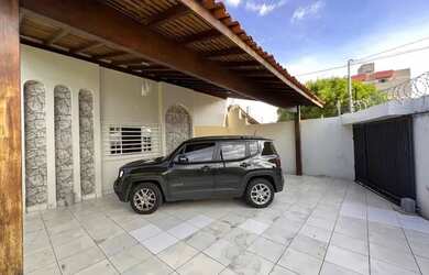 Imagem: A casa possui 3 Dormitórios, 2 Banheiros, 2 Vagas na garagem