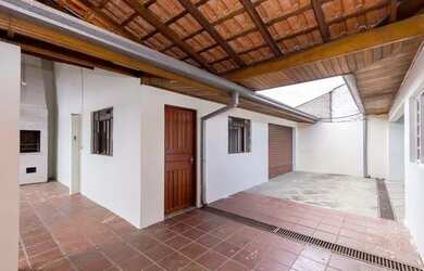 Imagem: A casa possui 3 Dormitórios, 3 Banheiros, 4 Vagas na garagem