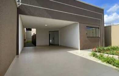 Imagem: A casa possui 3 Dormitórios, 1 Banheiro, 3 Vagas na garagem