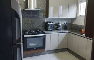 Imagem: A casa possui 3 Dormitórios, 3 Banheiros, 2 Vagas na garagem