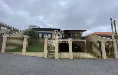 Imagem: A casa possui 4 Dormitórios, 4 Banheiros, 4 Vagas na garagem