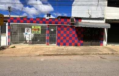 Imagem: A casa possui 3 Dormitórios, 1 Banheiro, 1 Vaga na garagem