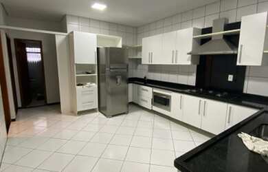 Imagem: A casa possui 4 Dormitórios, 2 Banheiros, 2 Vagas na garagem