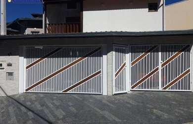 Imagem: A casa possui 3 Dormitórios, 3 Banheiros, 3 Vagas na garagem