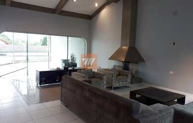 Imagem: A casa possui 4 Dormitórios, 1 Banheiro, 2 Vagas na garagem