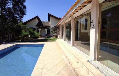 Imagem: A casa em condomínio possui 5 Dormitórios, 3 Banheiros, 4