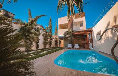 Imagem: A casa possui 4 Dormitórios, Acomodam 20 pessoas, 3 Vagas na