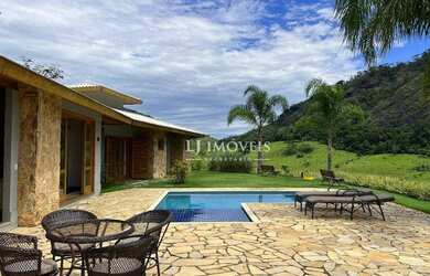 Imagem: A casa em condomínio à venda possui 4 Dormitórios, 4 Banheiros