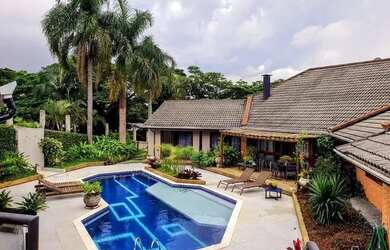 Imagem: A casa em condomínio possui 5 Dormitórios, 5 Banheiros, 5