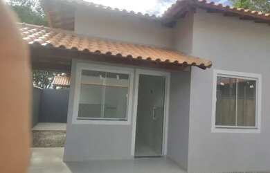 Imagem: A casa possui 2 Dormitórios, 1 Banheiro, 2 Vagas na garagem