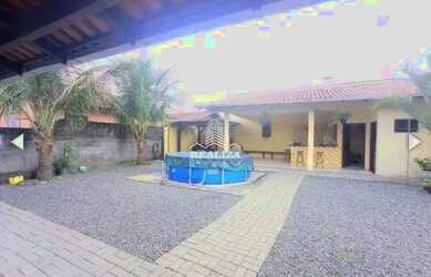 Imagem: A casa possui 3 Dormitórios, 2 Banheiros, 3 Vagas na garagem