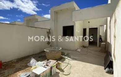 Imagem: A casa possui 3 Dormitórios, 2 Banheiros, 2 Vagas na garagem