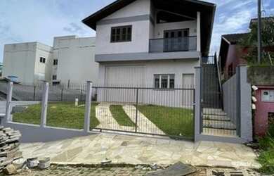 Imagem: A casa possui 4 Dormitórios, 2 Banheiros, 5 Vagas na garagem