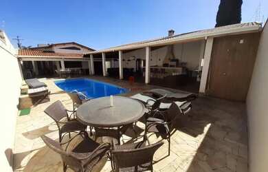 Imagem: A casa possui 4 Dormitórios, 5 Banheiros, 4 Vagas na garagem