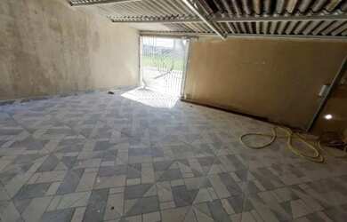 Imagem: A casa possui 3 Dormitórios, 2 Banheiros, 1 Vaga na garagem