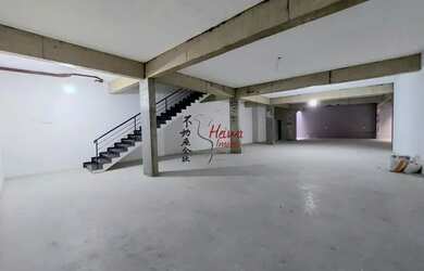 Imagem: O depósito possui 2 Vagas na garagem, 236m² de Área e está