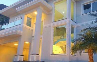 Imagem: A casa em condomínio possui 4 Dormitórios, 5 Banheiros, 5