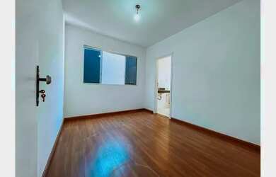 Imagem: A casa possui 3 Dormitórios, 1 Banheiro, 3 Vagas na garagem