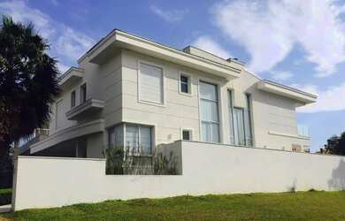 Imagem: A casa em condomínio possui 4 Dormitórios, 5 Banheiros, 4