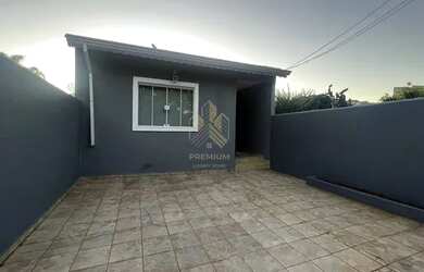 Imagem: A casa possui 3 Dormitórios, 2 Banheiros, 2 Vagas na garagem