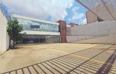 Imagem: O depósito possui 5 Vagas na garagem, 404m² de Área e está