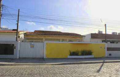 Imagem: A casa possui 3 Dormitórios, 2 Banheiros, 3 Vagas na garagem