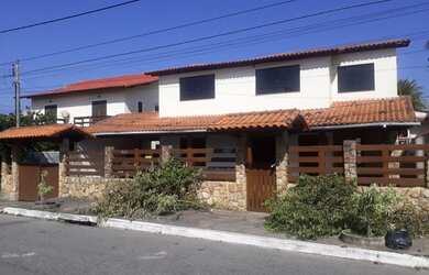 Imagem: A casa possui 3 Dormitórios, 4 Banheiros, 1 Vaga na garagem