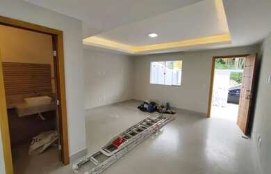 Imagem: A casa possui 3 Dormitórios, 3 Banheiros, 2 Vagas na garagem