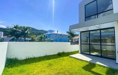 Imagem: A casa possui 3 Dormitórios, 3 Banheiros, 2 Vagas na garagem